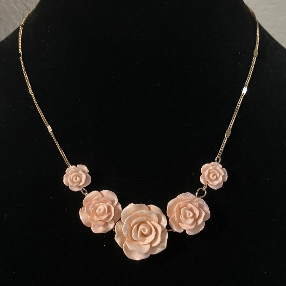 Chic‎ Gold Necklace with Pink Rose Accents